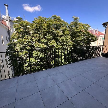 Large Garden-View Balcony Comfort Retreat 1020-Wina Bagian luar foto