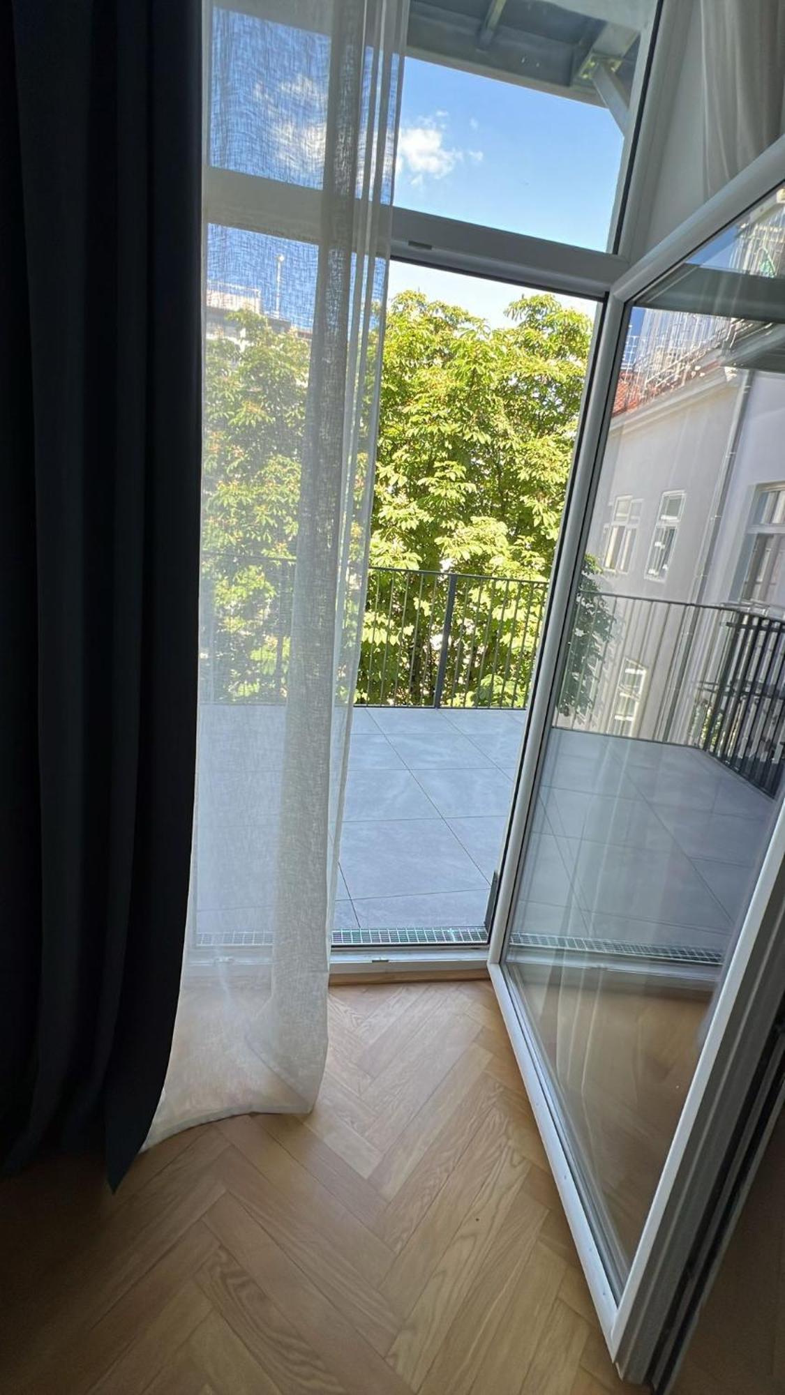Large Garden-View Balcony Comfort Retreat 1020-Wina Bagian luar foto